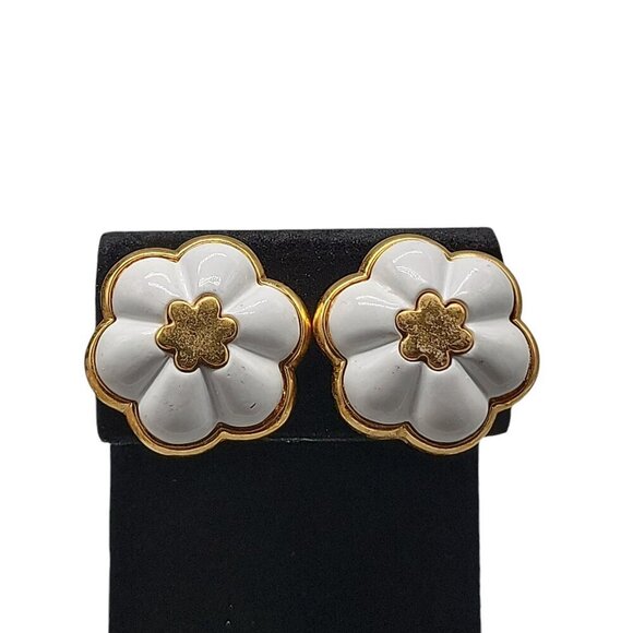 Vendome Domed Screwback Clip On Earrings Vintage White Enamel Gold Plated Floral - Picture 1 of 16